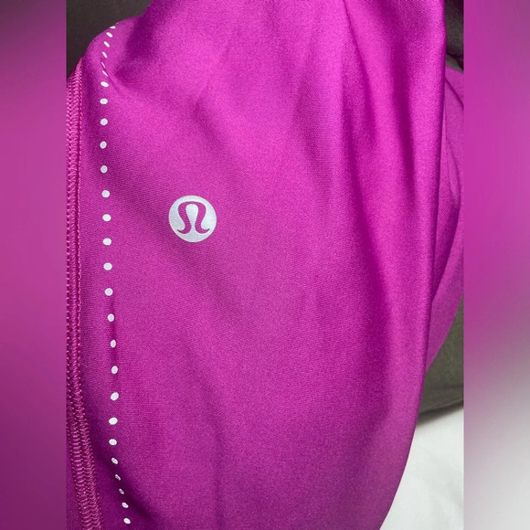 Lululemon Chase the Chill Super High-Rise Tight 28"
Deep Fuschia size 2 - Picture 4 of 11